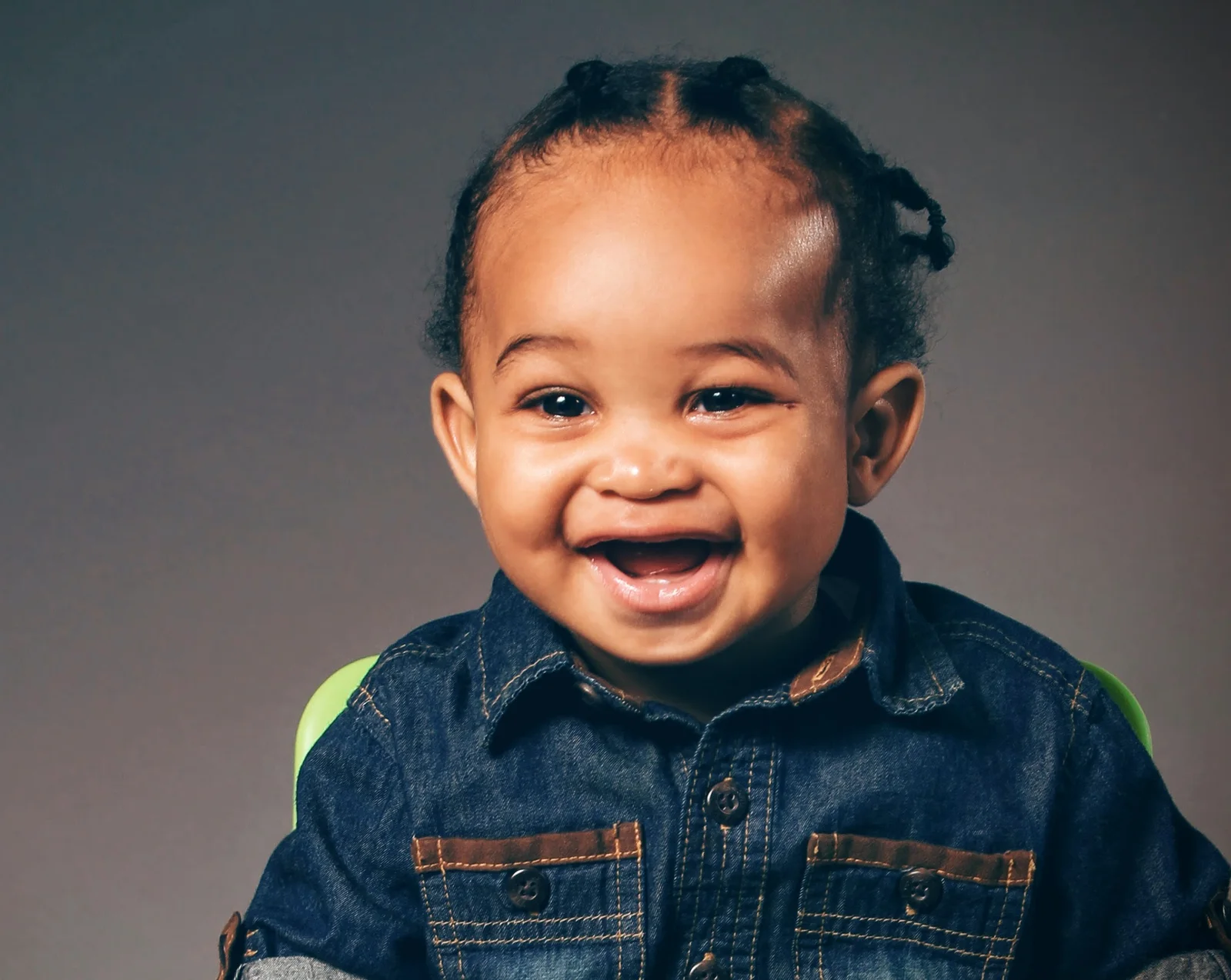 Smiling toddler photographed by LovelaceMedia